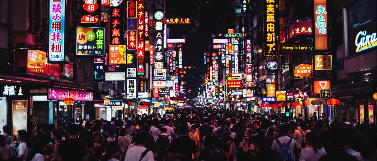 某流量明星恋情实锤!与圈外女友街头拥吻被拍